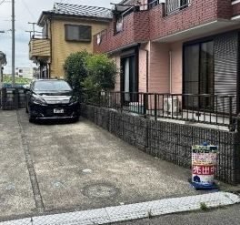 【駐車場】 | 南区東大沼1丁目 中古戸建て | カースペース縦列で２台（車種による）　幅：2.4m・奥行：11m