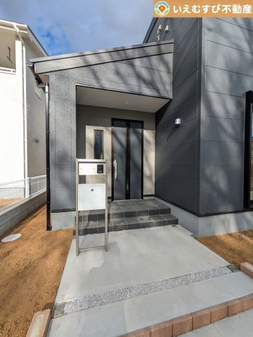Livele Garden.S　寄居露梨子のエントランス|落ち着いた色づかいのエントランス
駐車場からアクセスの良いエントランス。雨の日や荷物が多くても安心の動線♪