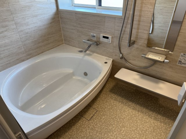 米子市和田町　中古住宅の浴室|３人、4人でも一緒入れそうな広いお風呂にしました。新品です。