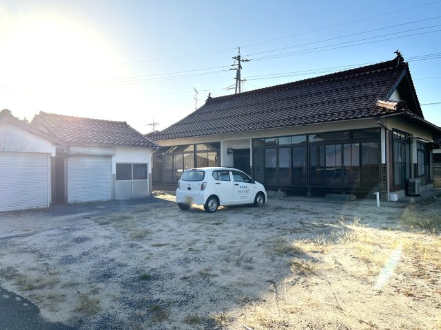 米子市和田町　中古住宅の駐車場|駐車スペースと倉庫