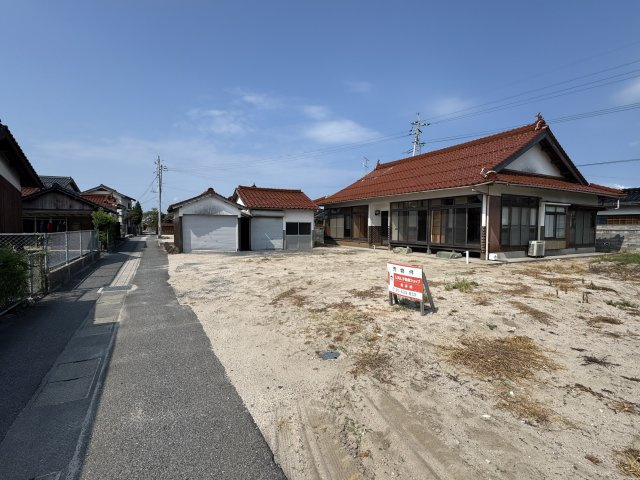 米子市和田町　中古住宅の前面道路含む現地写真