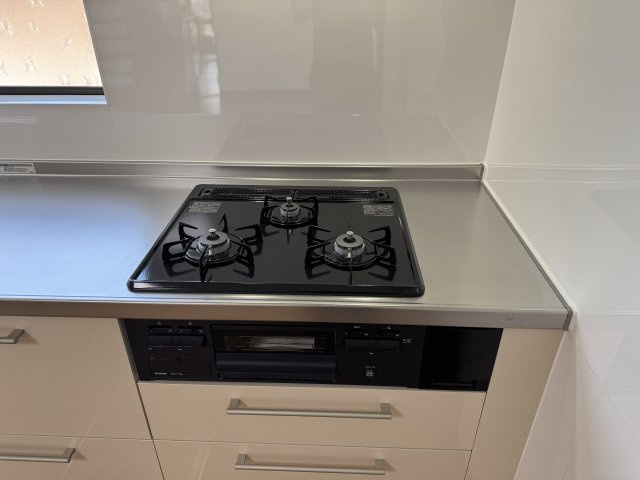 米子市和田町　中古住宅のキッチン|３口ガスコンロ（新品です）