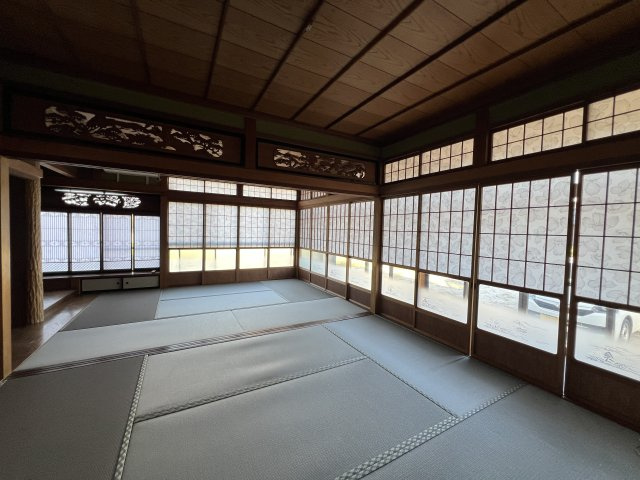米子市和田町　中古住宅の和室|玄関横和室。広い続き間で解放感があります。欄間、縁側もあります。