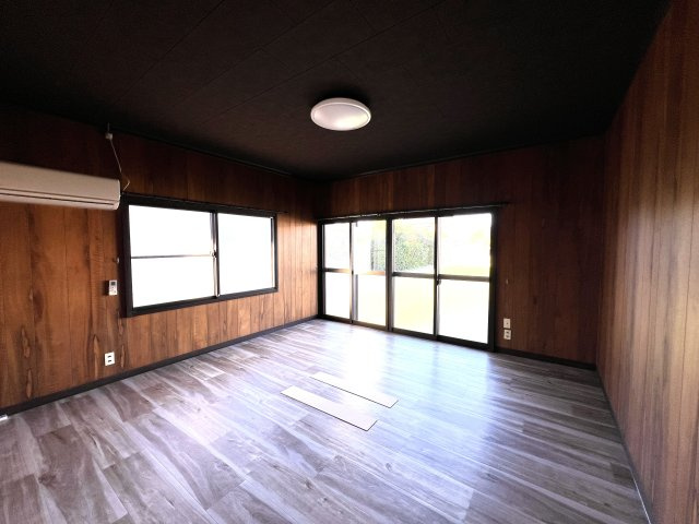 米子市和田町　中古住宅の洋室|床張り替え、照明取り換え済み