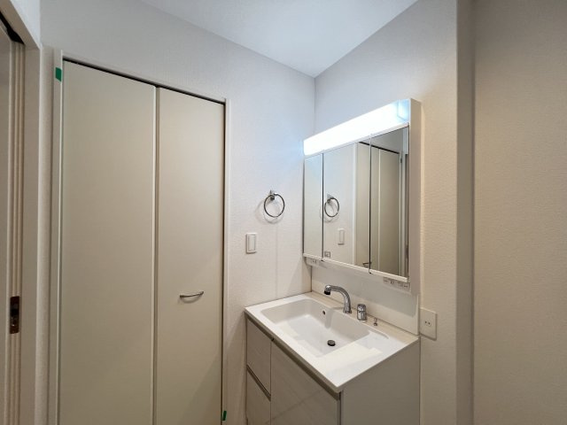 橿原市北妙法寺町全１棟の洗面所|鏡の裏が収納になっている洗面化粧台