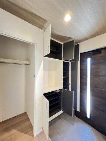 橿原市北妙法寺町全１棟の玄関|大容量収納できるシューズボックス