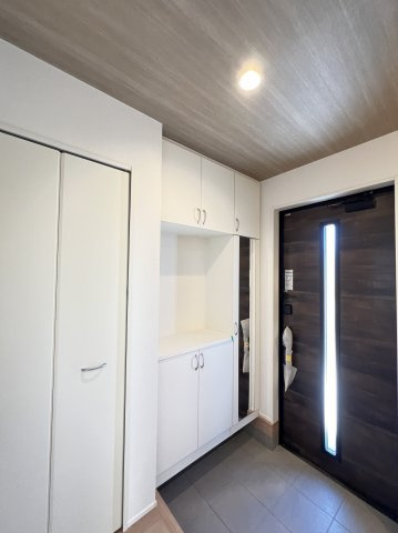 橿原市北妙法寺町全１棟の玄関|大容量収納できるシューズボックス