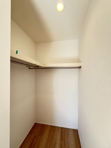 橿原市北妙法寺町全１棟の寝室|寝室のウォークインクローゼット