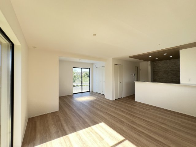 橿原市北妙法寺町全１棟の居間・リビング|日当たりも良いLDKです