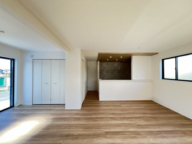 橿原市北妙法寺町全１棟の居間・リビング|広々空間のLDKで家族団らん過ごせます