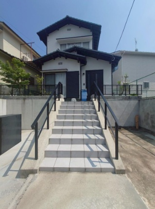 亀岡市西つつじケ丘大山台1丁目中古戸建てのエントランス