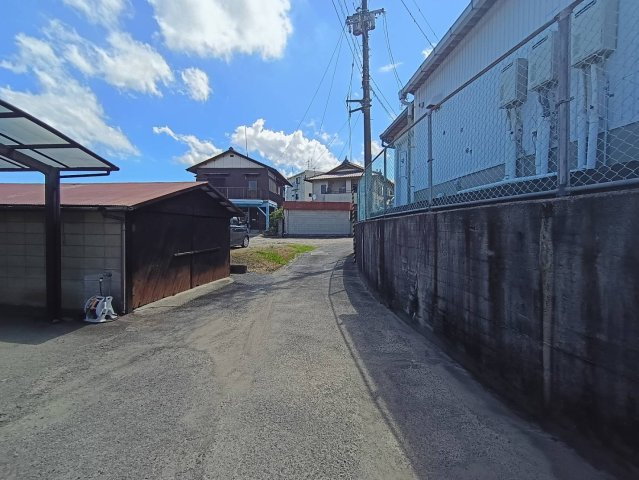 西条市飯岡3772-2　中古住宅の前面道路含む現地写真