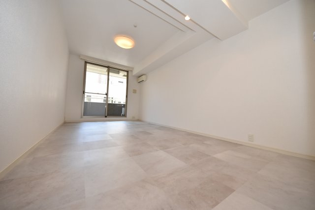 カイセイ本町の居間・リビング|現状有姿　フローリングの可能性あり