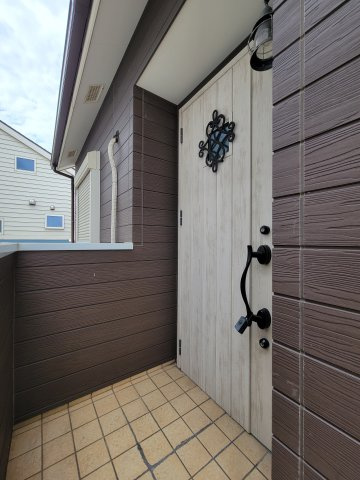 藤沢市辻堂西海岸１丁目の店舗事務所の玄関