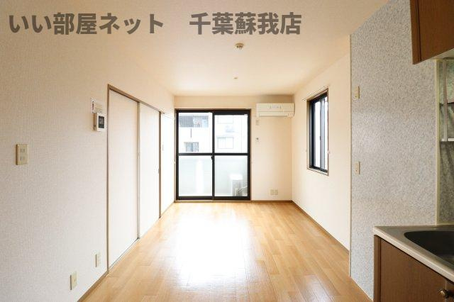 ロイヤルハウスAの居間・リビング|広々としたバルコニーです