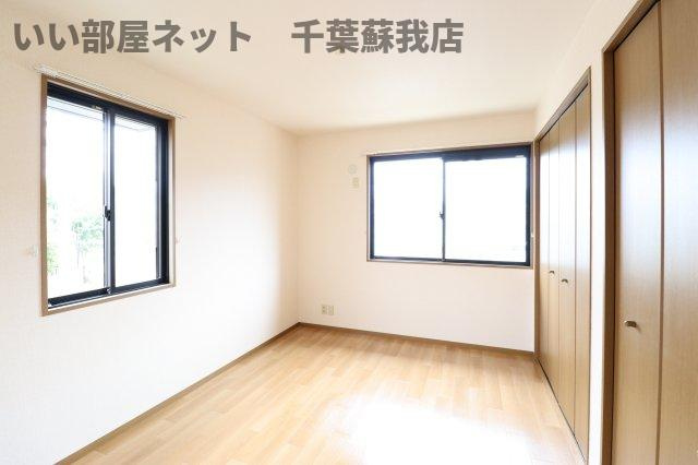 ロイヤルハウスAの寝室|ゆとりの広さです