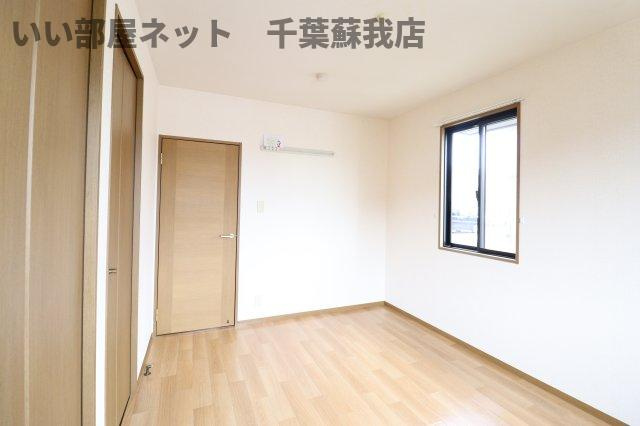 ロイヤルハウスAの寝室|開放的な寝室です