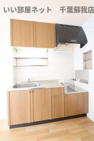 ロイヤルハウスAのキッチン|コンパクトなキッチンで掃除もラクラク