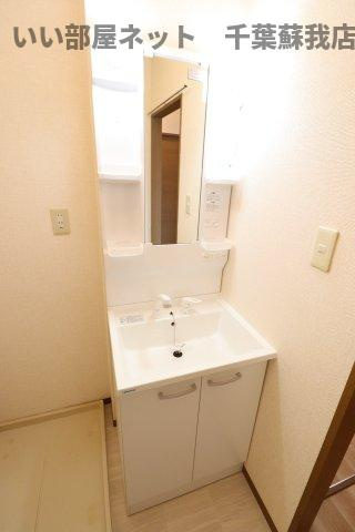 ロイヤルハウスAの洗面所|コンパクトで使いやすい洗面所