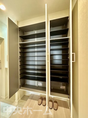 【玄関】 | トーア南砂マンション | 【玄関】玄関には大型のシューズクローゼットを設置しておりますのでいつでもスッキリりとした空間を保てます。玄関周りを清潔に使うのはとても大事なことですよね。