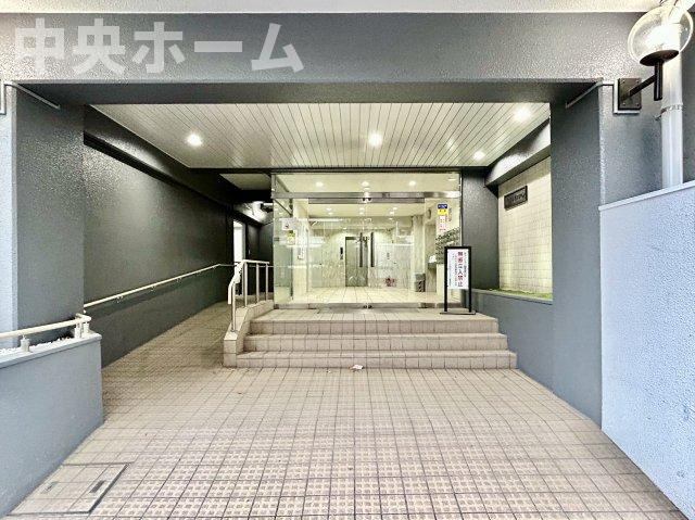 トーア南砂マンション|【エントランス】マンションのエントランスは、その物件の印象を決める、顔とも言える場所です。毎日通る場所ですからきれいなのが一番です。エントランス内はオートロックですので暮らしの安全も確保されています。