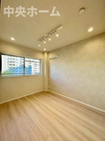 トーア南砂マンションの寝室|【寝室】心と体をゆったりと安らげる主寝室。寝室のゆとりが大きい分だけ、暮らしの安らぎは深まります。一日の疲れを癒すだけでなく、ご夫婦の親密な語らいを紡ぎ出します