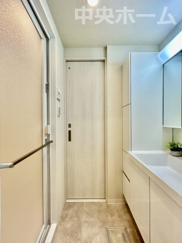 トーア南砂マンションの脱衣所|【洗面所】明るい洗面所は朝をすっきりさせてくれる空間です。バタバタしている忙しい朝でも収納が多い洗面台では短い時間で効率良く支度ができます。