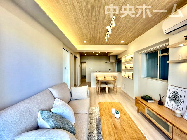 トーア南砂マンションの居間・リビング|【居間・リビング】「ＬＤＫは家族団らんをデザイン」広いＬＤＫでは家族が集まり一緒の時間を過ごせる工夫がされております。何気ない一日の当たり前のひとコマがいつか一生の宝物になります