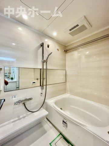 トーア南砂マンションの浴室|【バスルーム】暖房換気乾燥機付きシステムバスルーム。暖房・冷風・換気・乾燥など、毎日を快適に過ごせるうれしい機能が揃っています。雨の日の洗濯物も安心です。