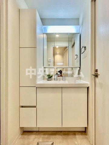 トーア南砂マンションの独立洗面台|【洗面化粧台】洗面化粧台には三面鏡を採用。身だしなみを整えやすい事はもちろんですが、鏡の後ろに収納スペースを設ける事により、散らかりやすい洗面スペースをすっきりさせる事が出来るのも嬉しいですね