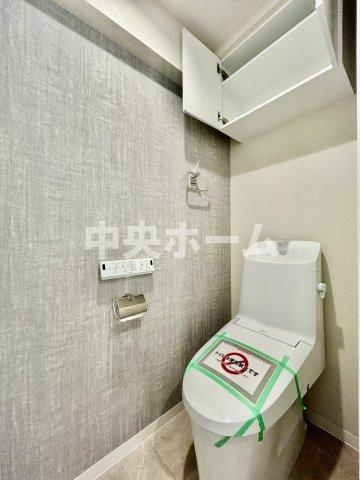 トーア南砂マンションのトイレ|【トイレ】 収納スペースをしっかりと確保した温水洗浄便座機能付きトイレ。温水洗浄便座は清潔にお使いいただくための大切なアイテムです。