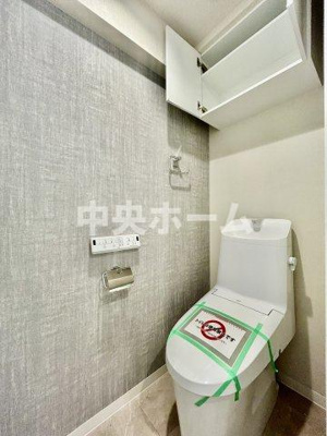 【トイレ】 | トーア南砂マンション | 【トイレ】 収納スペースをしっかりと確保した温水洗浄便座機能付きトイレ。温水洗浄便座は清潔にお使いいただくための大切なアイテムです。