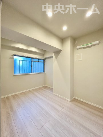 トーア南砂マンションの洋室|【洋室】快適に過ごす条件は、一人ひとり違います。だからこそ飾り過ぎないシンプルな内装と偏り過ぎないデザインで統一しております。居住していく中でオーナー様だけの【マイホーム】に創り上げて下さい