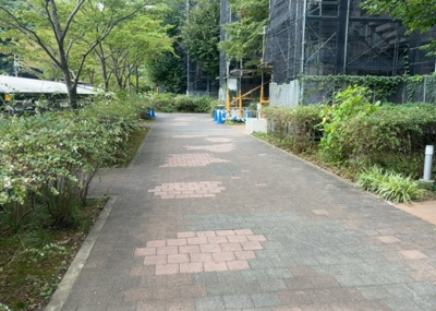 【中庭】 | シーアイハイツ町田Ｇ棟 | 中庭（パティオ）とは、一つの建築物の内部に設けられた、壁などで囲われている庭のことを指します。コの字型、ロの字型が主流ですが、L字型の中庭もあります。最近では、インテリア性の高さからも人気があります。