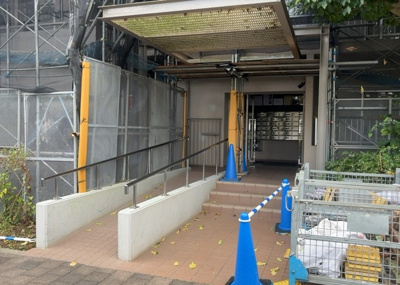 【エントランス】 | シーアイハイツ町田Ｇ棟 | マンションのエントランスには、もともと風よけや防犯の役割がありますが、マンションによって宅配ボックスなどの設備が備わっている所もあります。日々の生活をイメージしながら生活しやすさをチェックしましょう。