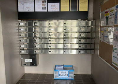 【設備】 | シーアイハイツ町田Ｇ棟 | エントランス付近に設置されている集合ポストは、住んでいる部屋と離れているため、ポストをあさるなど誰かに何かされていても被害に気づきにくいです。入居する時には他人に特定されにくい番号で鍵をかけましょう！