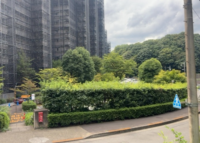 【外観】 | シーアイハイツ町田Ｇ棟 | 隣家の土地はどうなっているのか、生活利便施設が近くにあるのか、学校まで近いかなど、お客様のライフスタイルにあわせたイメージが重要です。また、近くにあると困る施設が近くにないかも確認するといいでしょう。