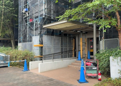 【玄関】 | シーアイハイツ町田Ｇ棟 | 玄関は家の顔でもあり、家族以外の目にも止まる場所です。玄関は外との間を仕切る扉、靴などをしまっておく収納スペース、靴脱ぎのたたきスペース、来客とのやり取りをするドアホンなど複数のアイテムからなります。