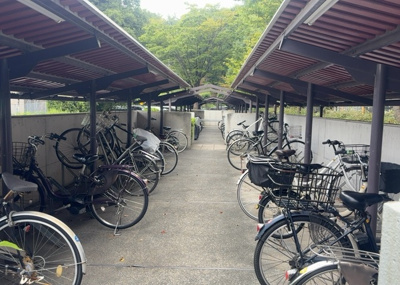 【駐車場】 | シーアイハイツ町田Ｇ棟 | 車一台あたりに必要なスペースは、標準サイズの普通自動車で横幅2m50cm、長さ5mは必要になります。ただし、乗降のことも考慮して横幅3m30cm、長さ5m50cmほどは確保できるところを選びましょう。