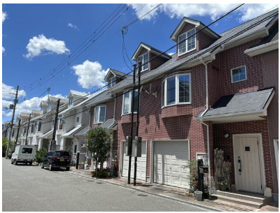 中古テラスハウス　大東市朋来2丁目（平成9年築）の前面道路含む現地写真