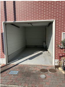 中古テラスハウス　大東市朋来2丁目（平成9年築）の駐車場|雨の日も安心♪シャッターガレージ付！