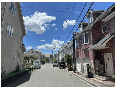 中古テラスハウス　大東市朋来2丁目（平成9年築）の前面道路含む現地写真|輸入住宅ならではの街並みです！