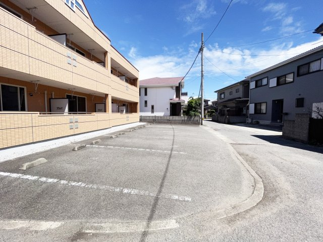 メゾン・アイリスの駐車場