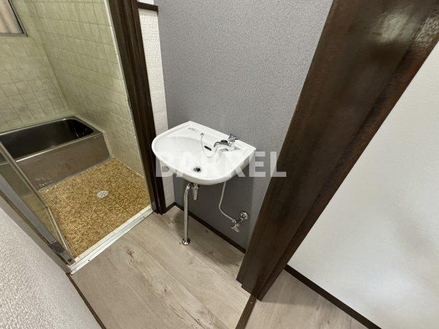 大黒町貸家の洗面所