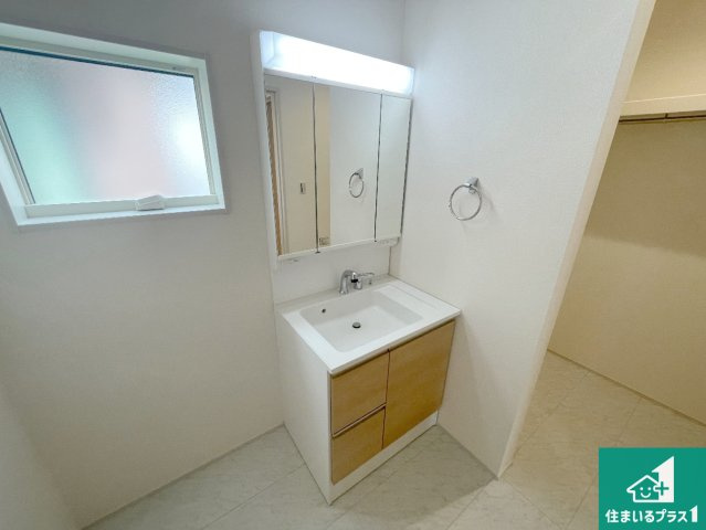 神戸市北区甲栄台　新築一戸建ての独立洗面台|清潔感のある洗面台です。フラットな鏡は掃除がしやすく毎日清潔！鏡裏には収納があるのでスッキリとした洗面台が保てます。