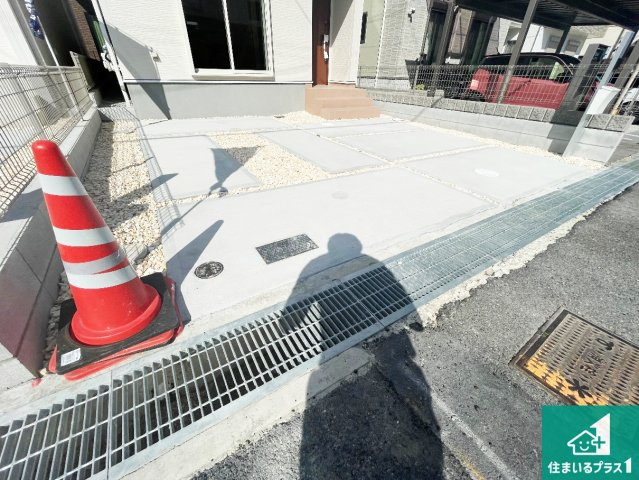 神戸市北区甲栄台　新築一戸建ての駐車場|並列２台駐車可能！ゆとりの駐車スペースで車庫入れもスムーズ！

