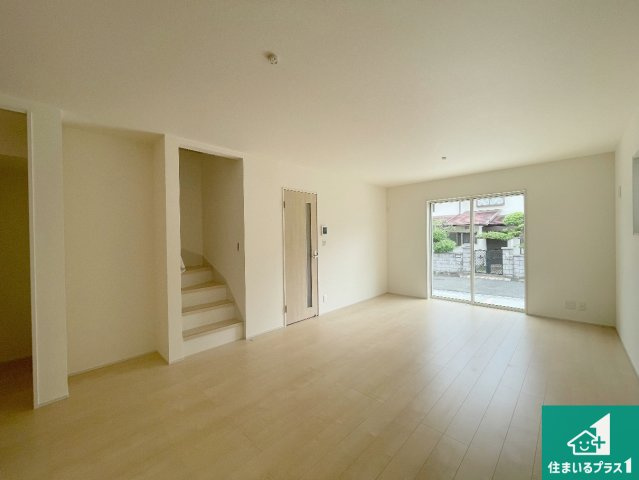 神戸市北区甲栄台　新築一戸建ての居間・リビング|シンプルなリビングは、観葉植物等のインテリアを楽しめますね！パパ好みにも、ママ好みにも家具次第で雰囲気を変えることができます！