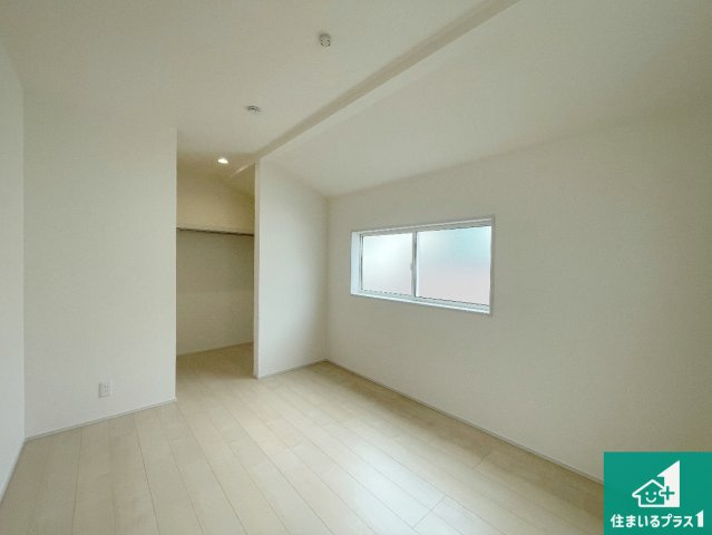 神戸市北区甲栄台　新築一戸建ての洋室|ウォークインクローゼット付きで生活スペースもスッキリできます。各居室にも収納がありますので、お子様の衣類やおもちゃなどもしっかり収納できます。