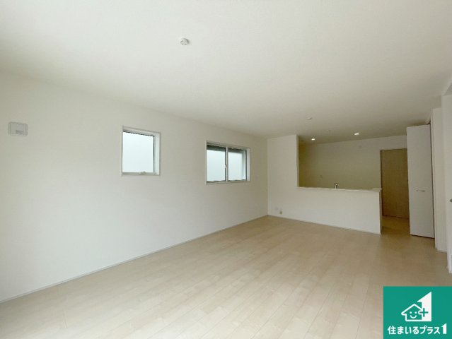 神戸市北区甲栄台　新築一戸建ての居間・リビング|シンプルなリビングは、観葉植物等のインテリアを楽しめますね！パパ好みにも、ママ好みにも家具次第で雰囲気を変えることができます！