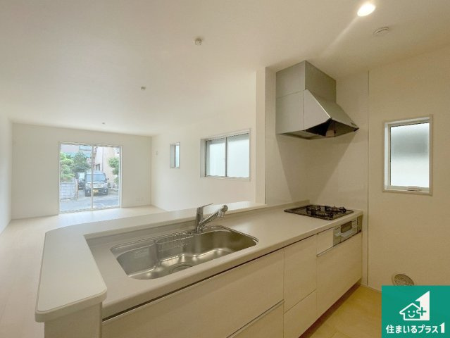 神戸市北区甲栄台　新築一戸建てのキッチン|明るいリビングで朝の目覚めもスッキリできそう！対面キッチンでご家族のコミュニケーションも自然と増える設計！小さなお子様が遊ぶスペースを作っても広々とくつろげるLDK！